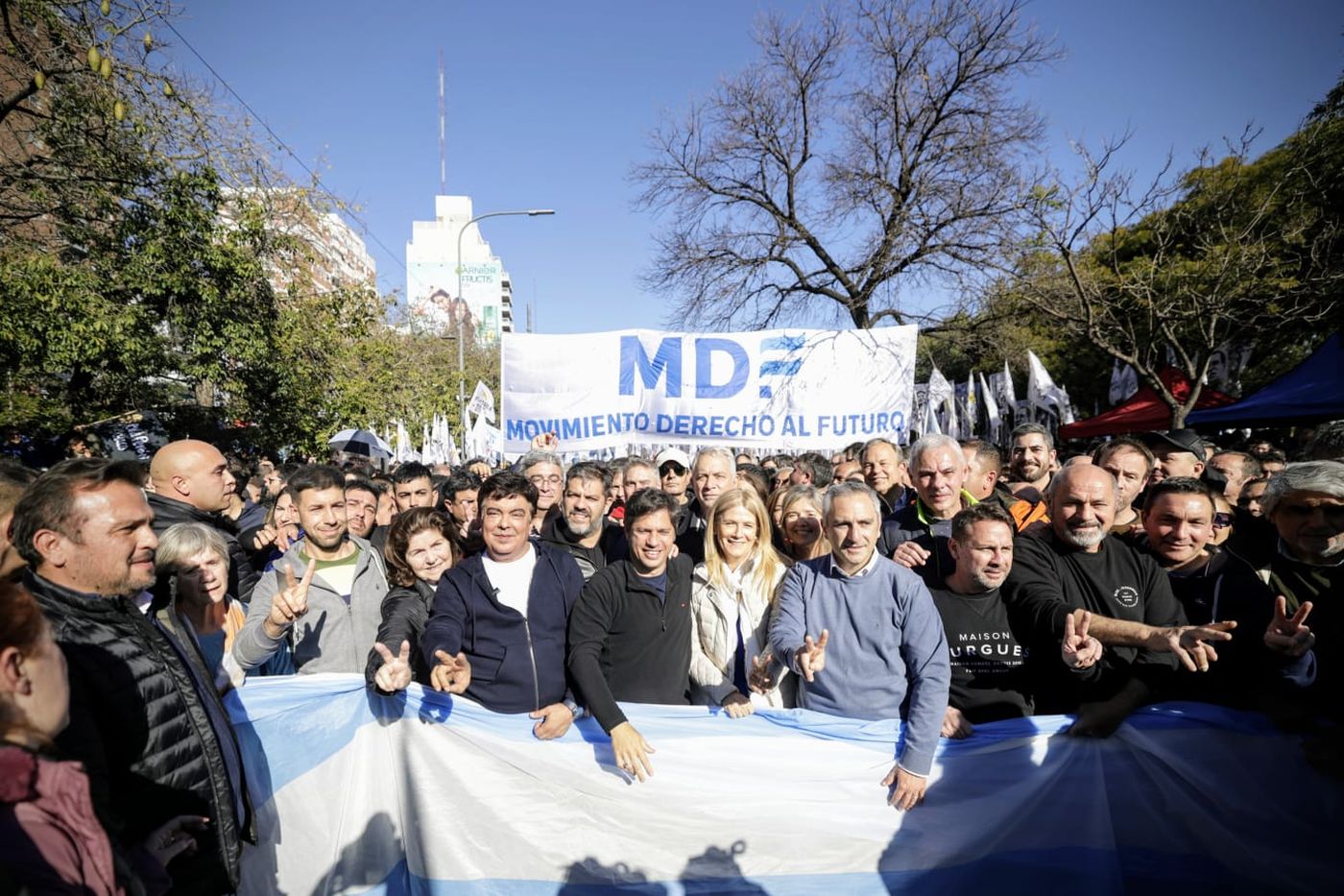 El gobernador Axel Kicillof encabeza la columna del Movimiento Derecho al Futuro en Plaza de Mayo