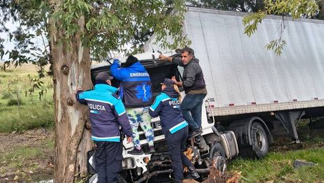 Un camión perdió el control en Ruta 2, chocó contra un árbol y hubo que rescatar al conductor Un camión perdió el control en Ruta 2, chocó contra un árbol y hubo que rescatar al conductor