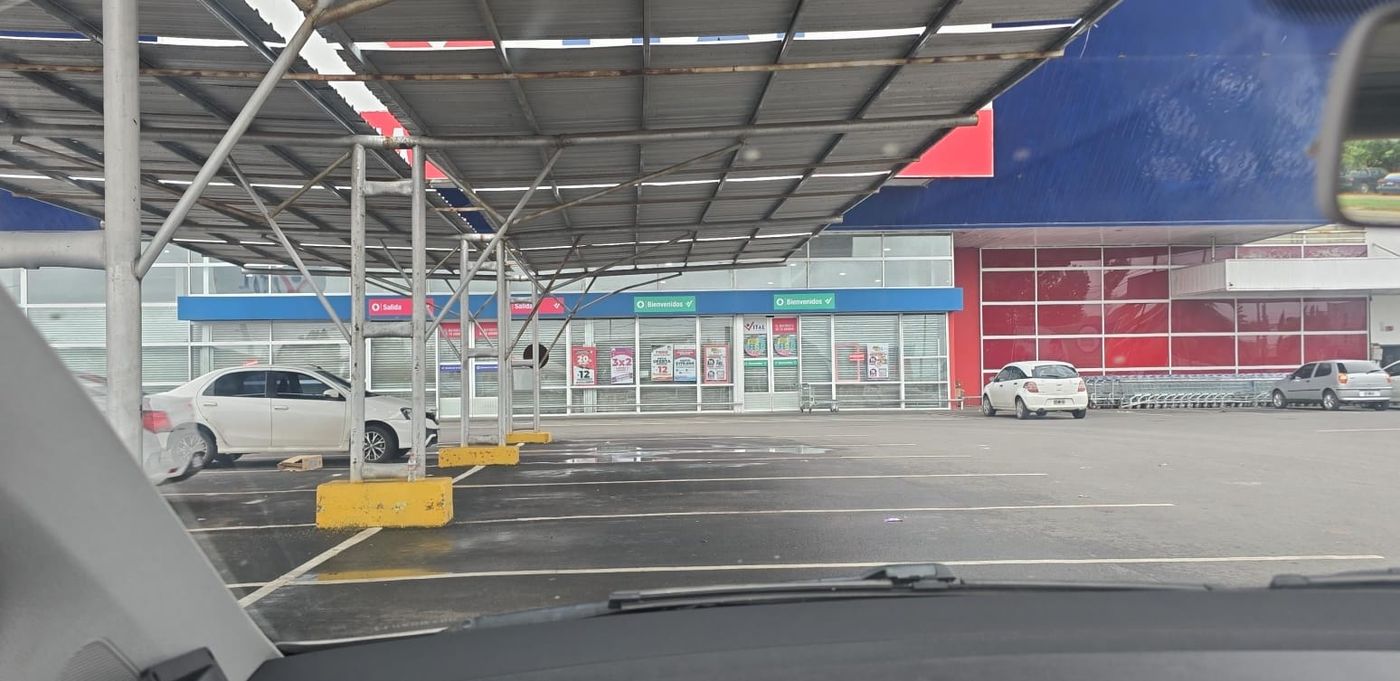 Las ventanas de Vital presentan la faja de clausura de la Municipalidad de La Plata Las ventanas de Vital presentan la faja de clausura de la Municipalidad de La Plata