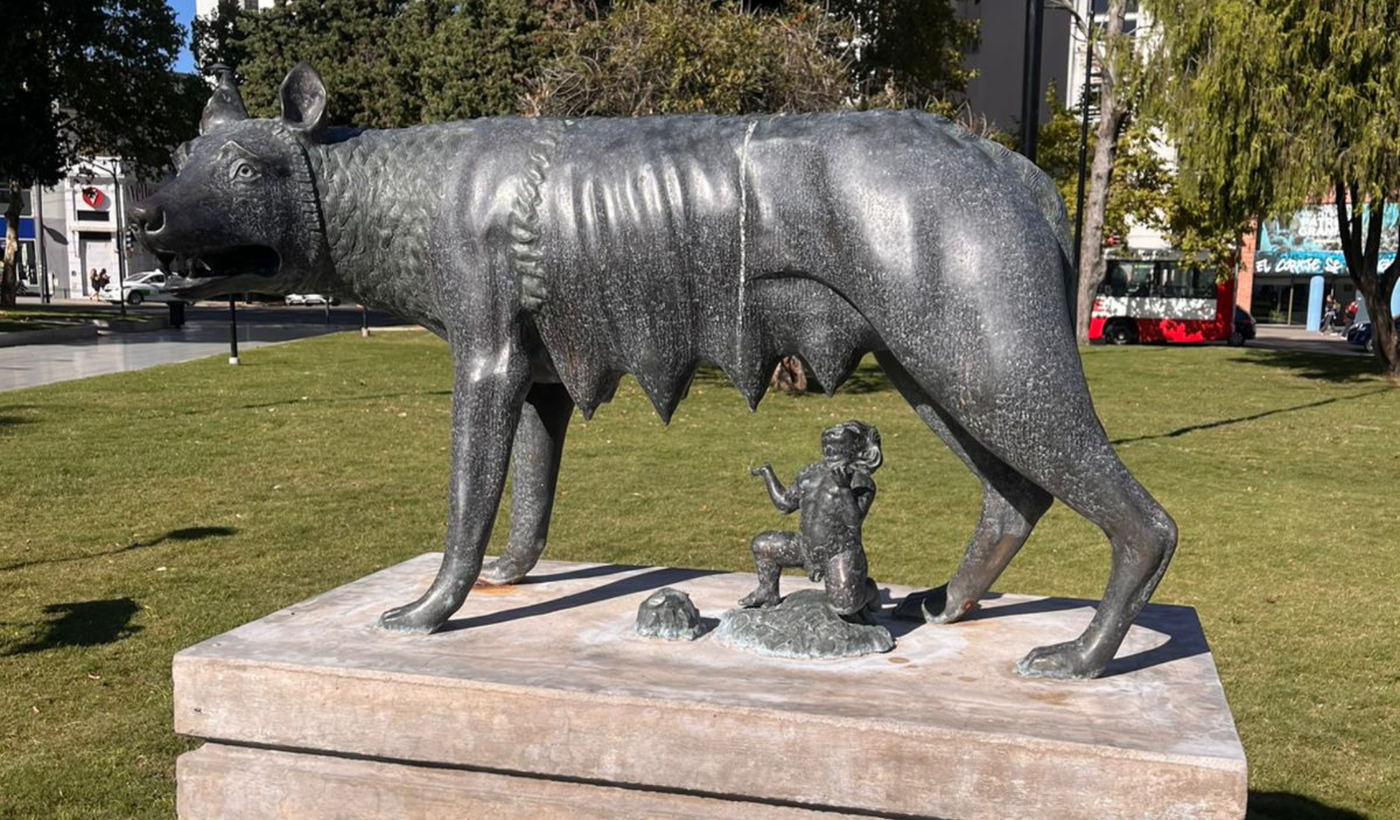 estatua plaza italia rómulo y remo dañada