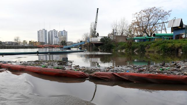 misterio por el hallazgo del cuerpo de un hombre flotando en el riachuelo
