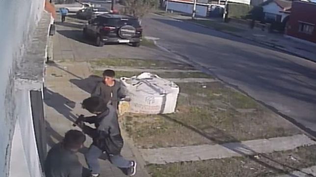 insolito botin: a plena luz del dia, un grupo de chicos robo los picaportes de diez casas