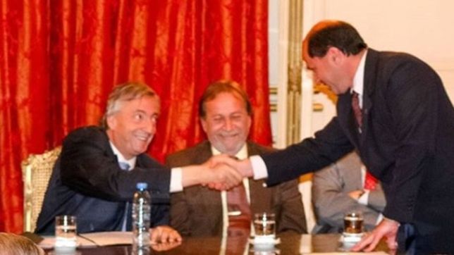 la emotiva foto de mario secco con nestor kirchner despues de las elecciones