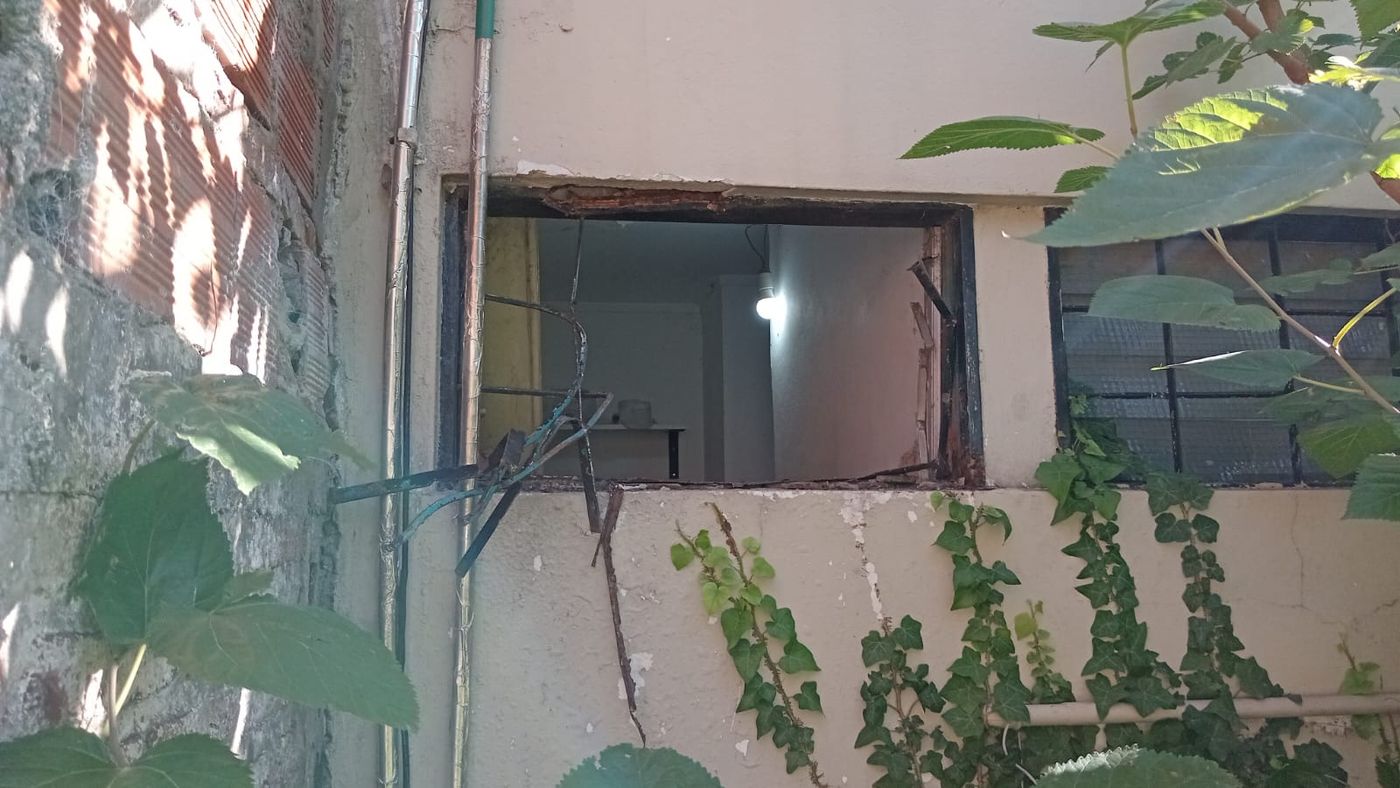 Los delincuentes rompieron la ventana del CAPS N&deg; 33 de La Plata y causaron destrozos en el lugar