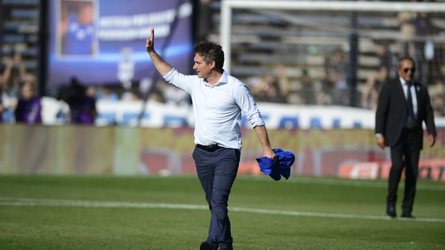 el calido recibimiento de la hinchada del lobo a guillermo barros schelotto