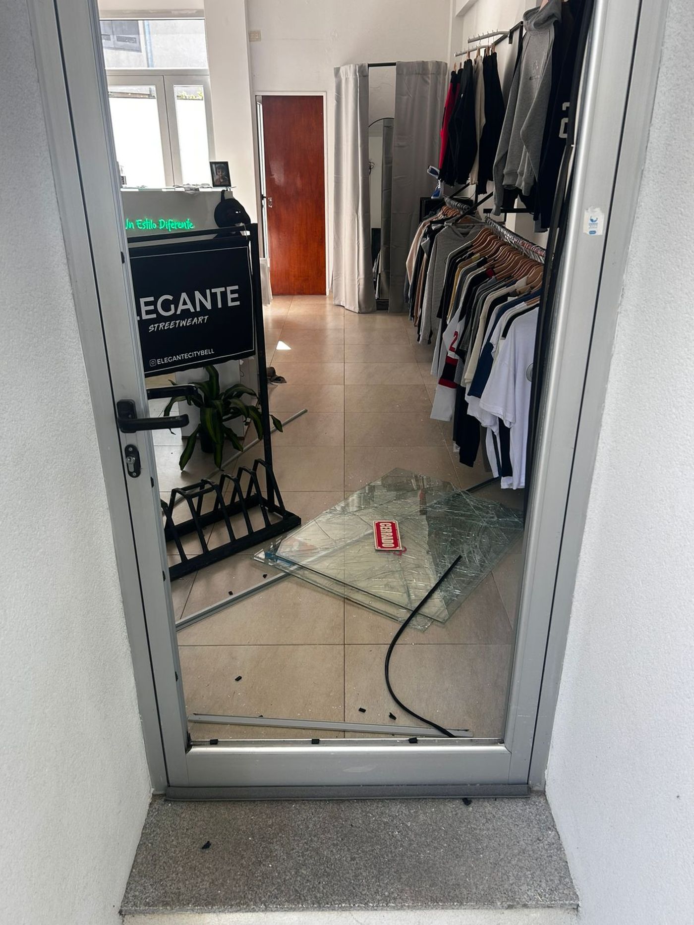 As&iacute; qued&oacute; la vidriera de uno de los locales de City Bell atacados por el ladr&oacute;n