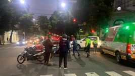 dos repartidores chocaron en la esquina de 7 y 49: uno de ellos sufrio graves heridas dos repartidores chocaron en la esquina de 7 y 49: uno de ellos sufrio graves heridas