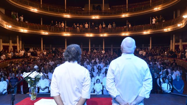 osvaldo gross y ariel rodriguez palacios entregaron los diplomas a unos 150 egresados de las carreras gastronomicas del iag