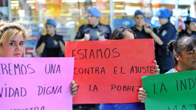 organizaciones sociales marcharon al centro y pidieron donaciones en el carrefour de 7