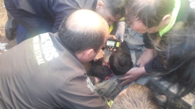 la gratificacion es que este bien, dijeron los bomberos que sacaron al bebe de un desagüe en ringuelet
