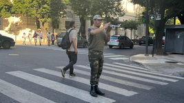 la historia del trompetista patriota que emociona a todos en los semaforos de la ciudad