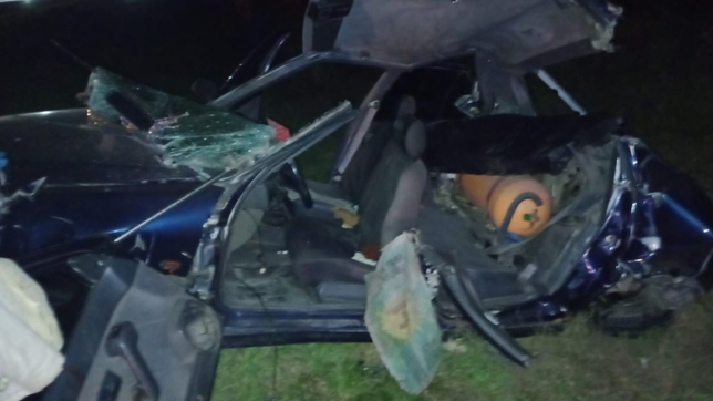 una camioneta de los bomberos de el peligro embistio a un auto y una familia se salvo de milagro