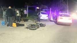 tension por un violento choque entre un auto y una moto con dos jovenes heridos tension por un violento choque entre un auto y una moto con dos jovenes heridos