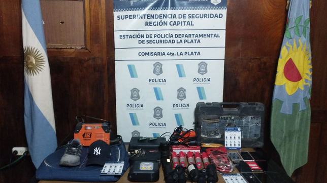 un remisero con antecedentes termino preso tras robar una camioneta en la plata