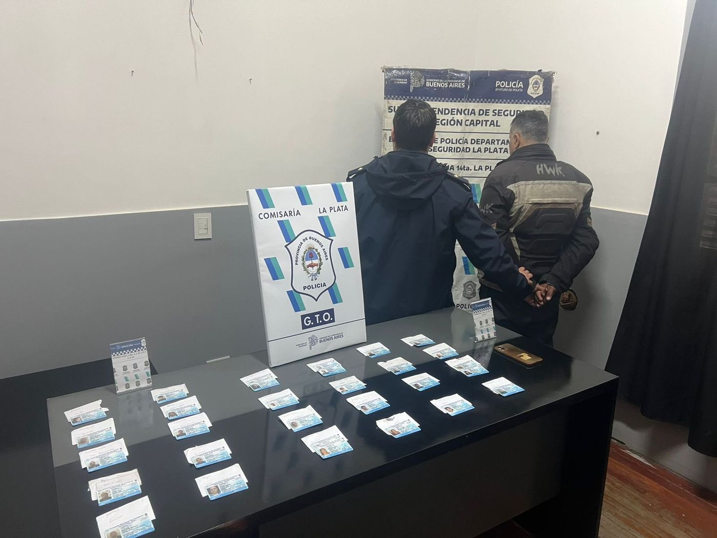 El detenido en La Plata y las licencias de conducir apócrifas que tenía en su mochila