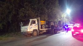 dos hombres escaparon de un control en los hornos y abandonaron armas y una moto