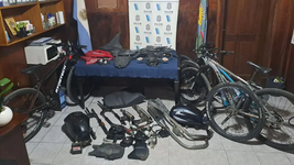 desbaratan un presunto desarmadero de motos en la plata y detienen a tres personas desbaratan un presunto desarmadero de motos en la plata y detienen a tres personas