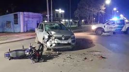un motociclista resulto herido tras chocar con un auto en plena avenida 7