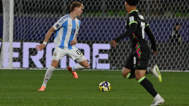 con valente pierani titular y juan villalba desde el banco, argentina goleo y paso de fase