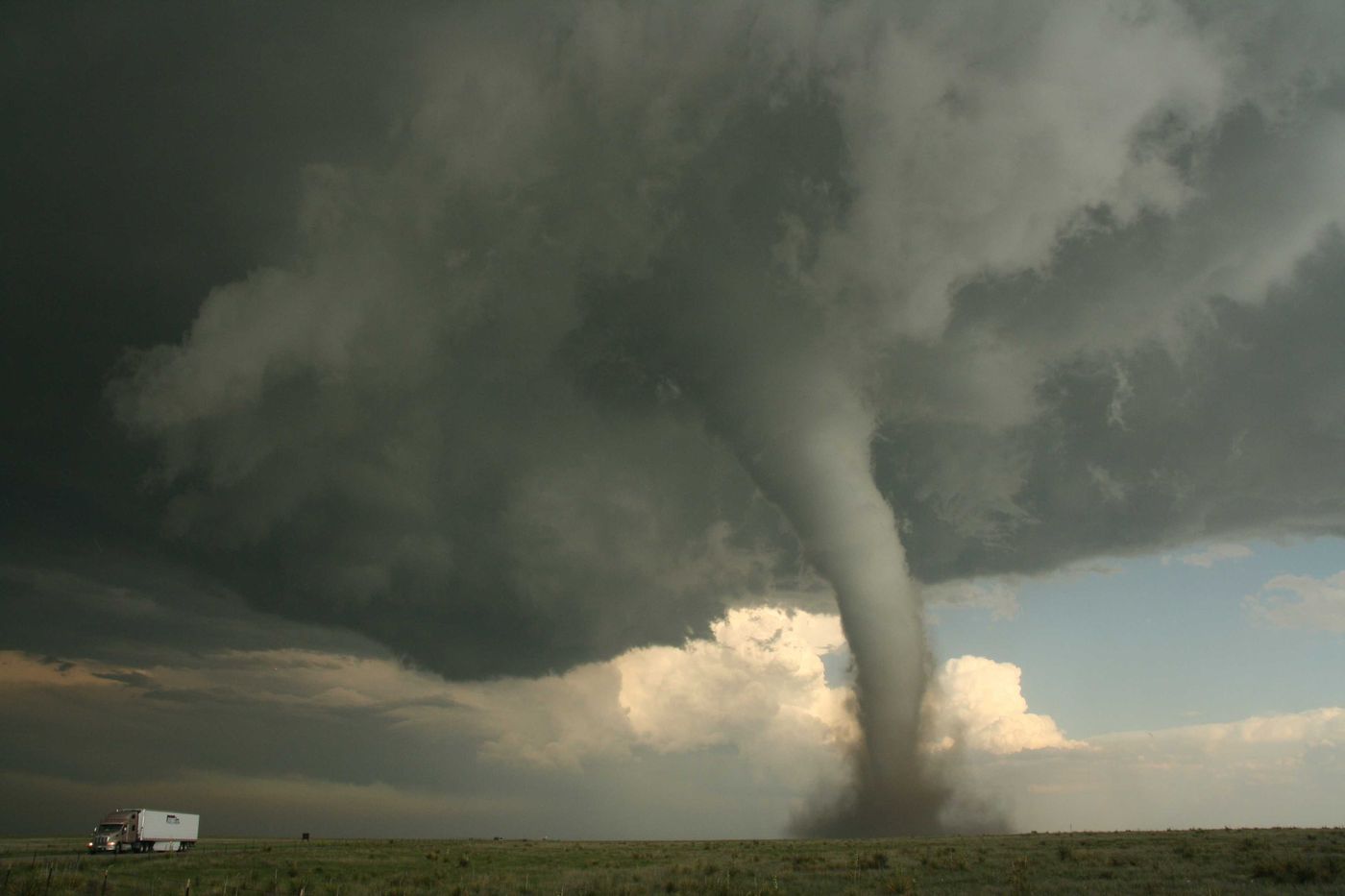 El v&oacute;rtice de un tornado, por ejemplo, es el centro de la masa de aire que ira y da lugar los caracter&iacute;sticos tubos que unen el frente de las tormentas y la superficie terrestre.
