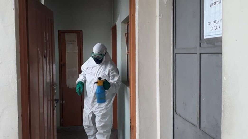 Confirman tres casos de coronavirus en una comisaría de La Plata y aíslan a cinco policías