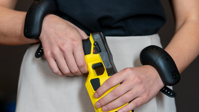 el gobierno habilito el uso de pistolas taser para reducir agresores y delincuentes