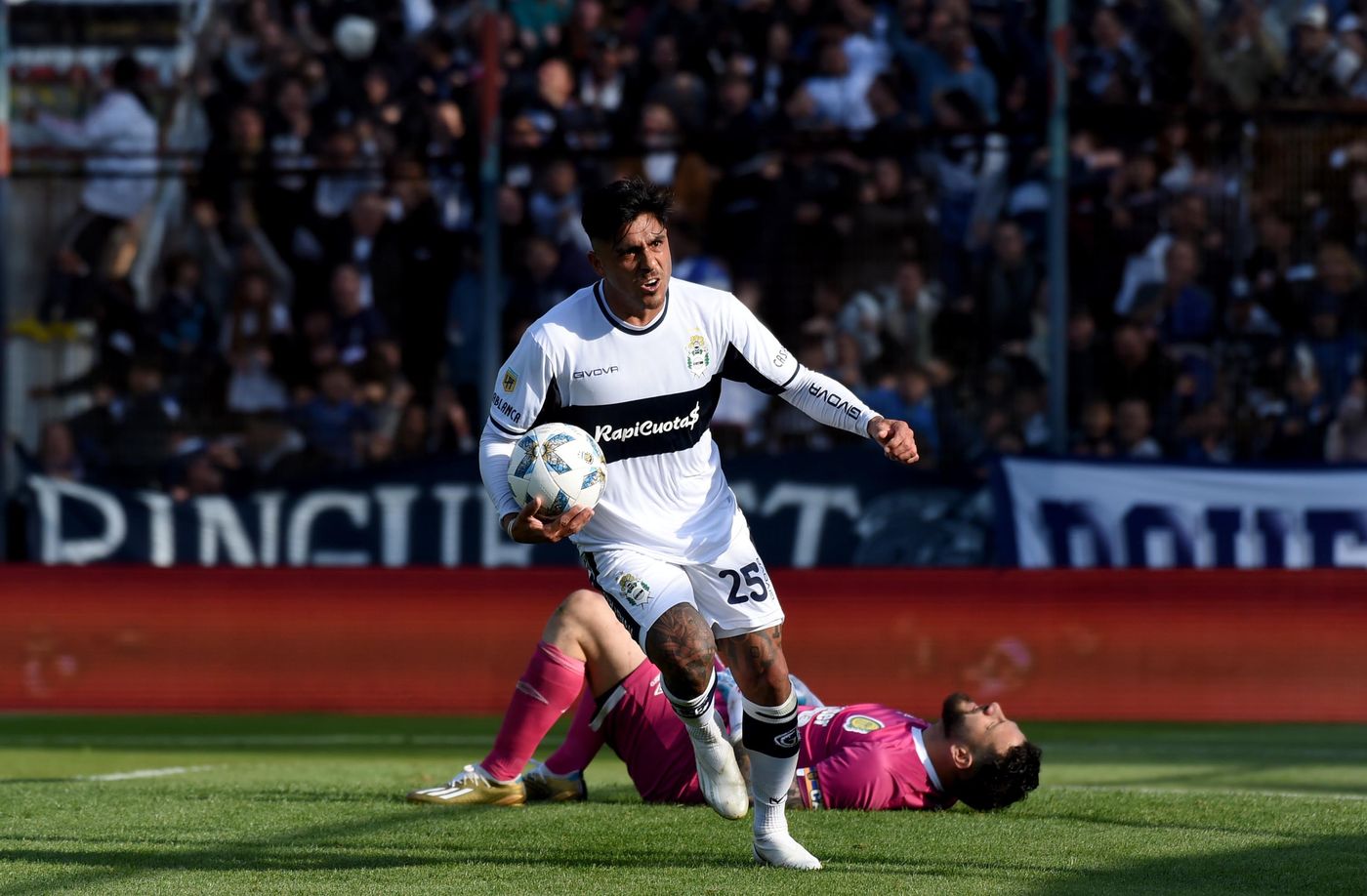 Gimnasia Rosario Central Cristian Tarragona (1).jpg