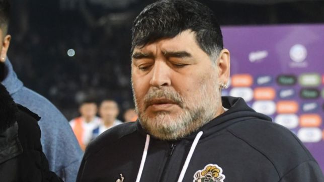 gimnasia: diego maradona exploto contra el arbitro tras la derrota con talleres