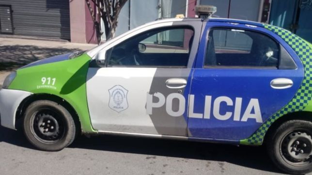 batalla campal en los hornos: dos hermanos golpearon a un policia vecino y atacaron un patrullero
