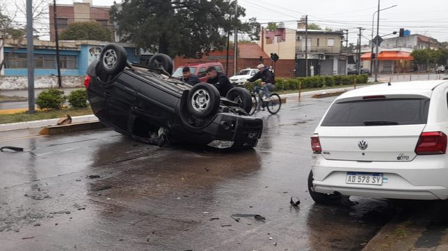 un fuerte choque en la plata termino con un auto volcado en plena diagonal 73