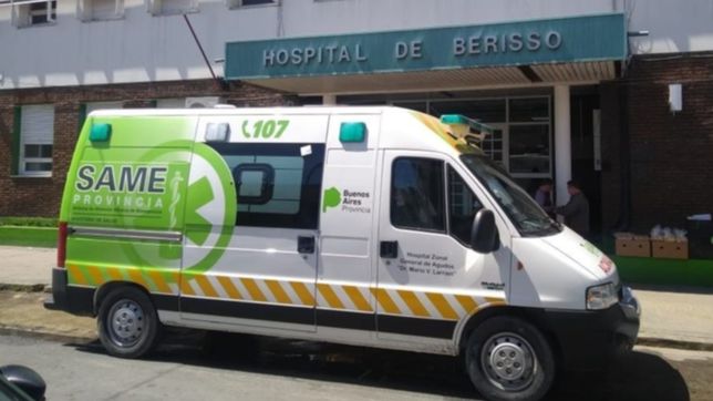 una motociclista de 35 anos protagonizo un fuerte choque con un auto y termino internada