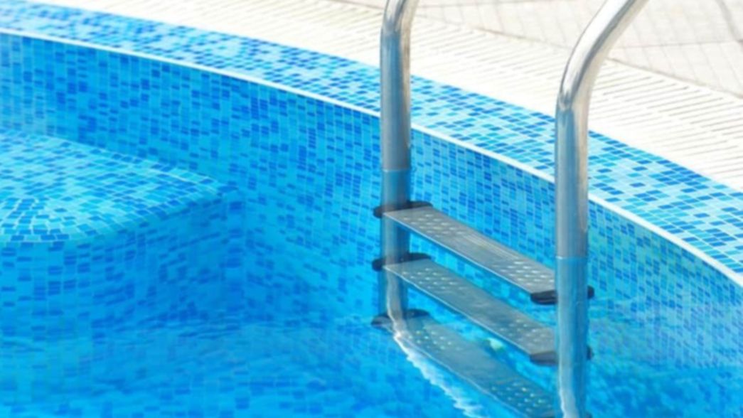 Un hombre intentó ahogar a su novia en la pileta y la salvaron los vecinos