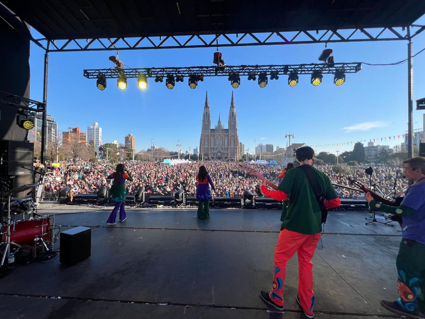 Plaza Moreno vibró con distintas propuestas culturales por el Día del Niño