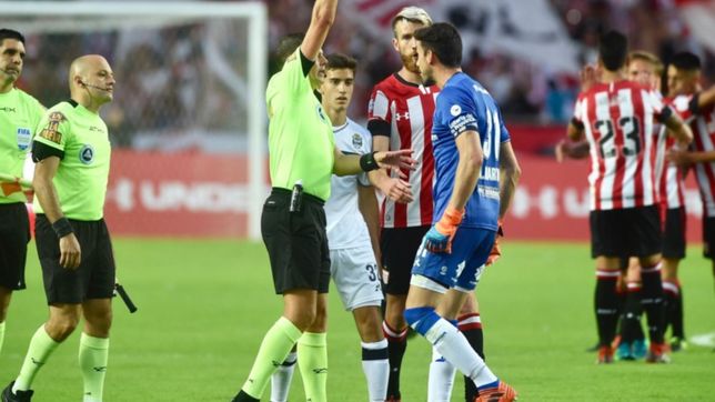 gimnasia: en el final del partido, martin arias le pego un pelotazo a delfino y lo expulsaron