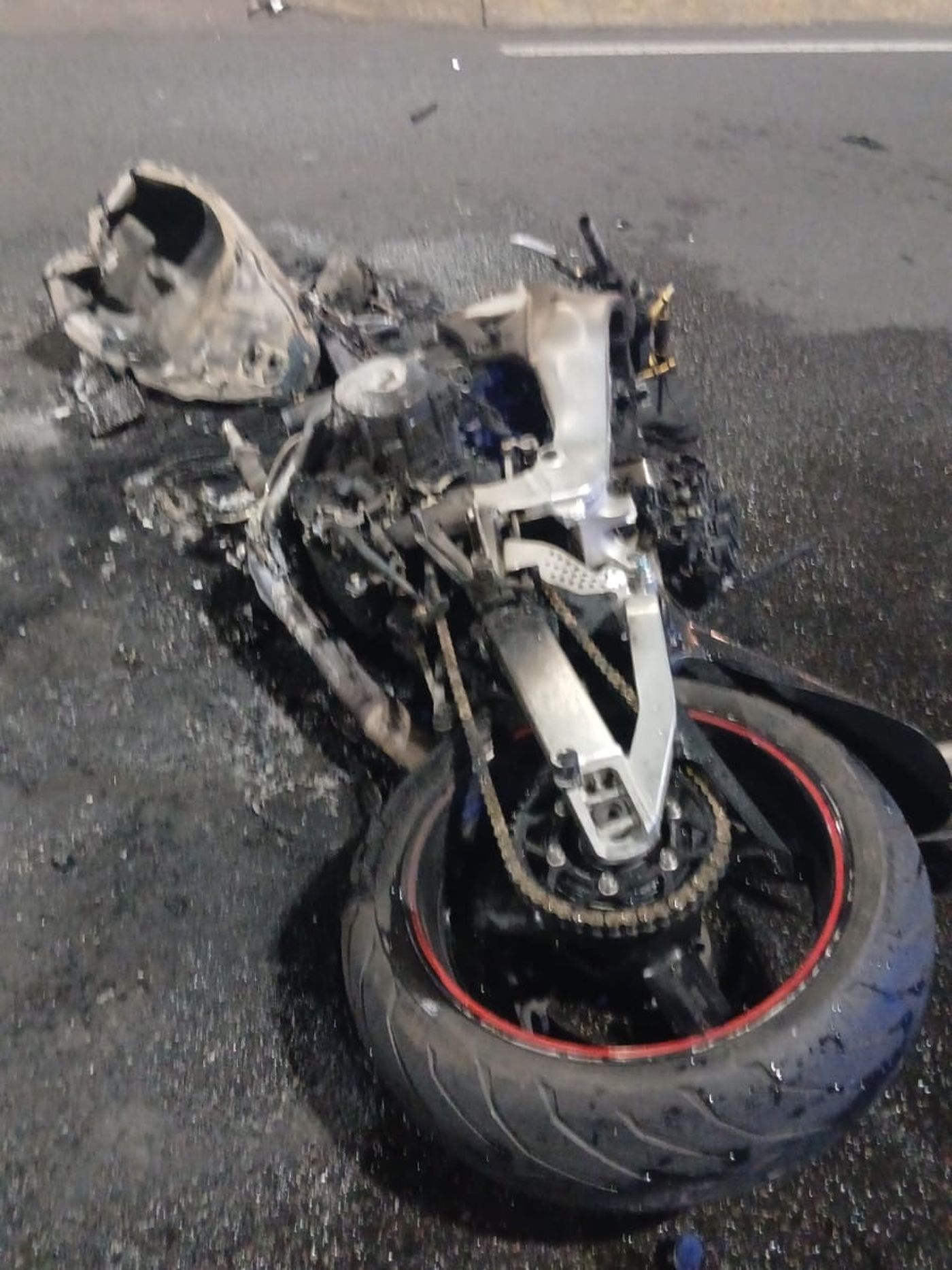 Así quedó la moto tras el incendio que se desató producto del choque en Camino Centenario