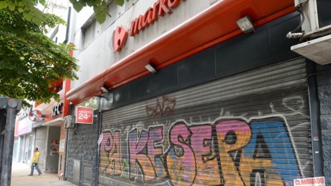 clausuraron un carrefour en la plata: desborde de clientes y sin control en ingresos