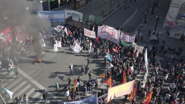 ciudad intransitable: tras el corte en la autopista, la protesta se mudo a 7 y 50