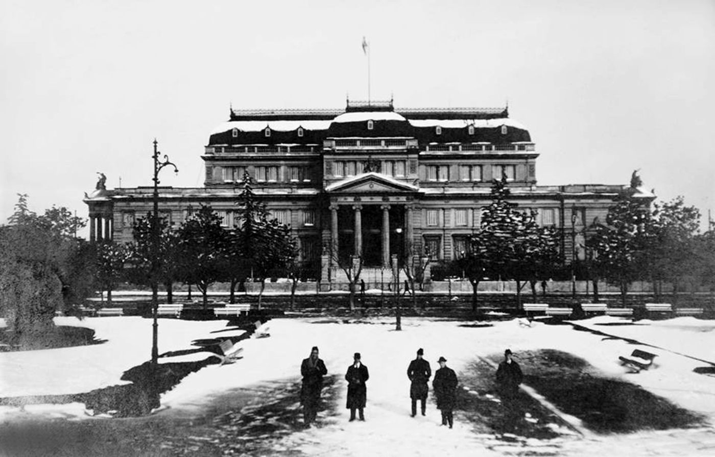 El frente de la Legislatura provincial como lucía en aquella, durante la histórica nevada de 1918 - Foto: Archivo Fotográfico del Ministerio de Infraestructura de la provincia de Buenos Aires.