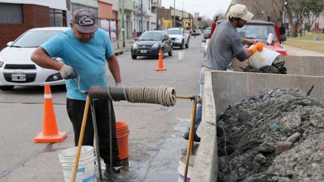 realizan tareas de limpieza para mejorar el sistema de desagües en la ciudad