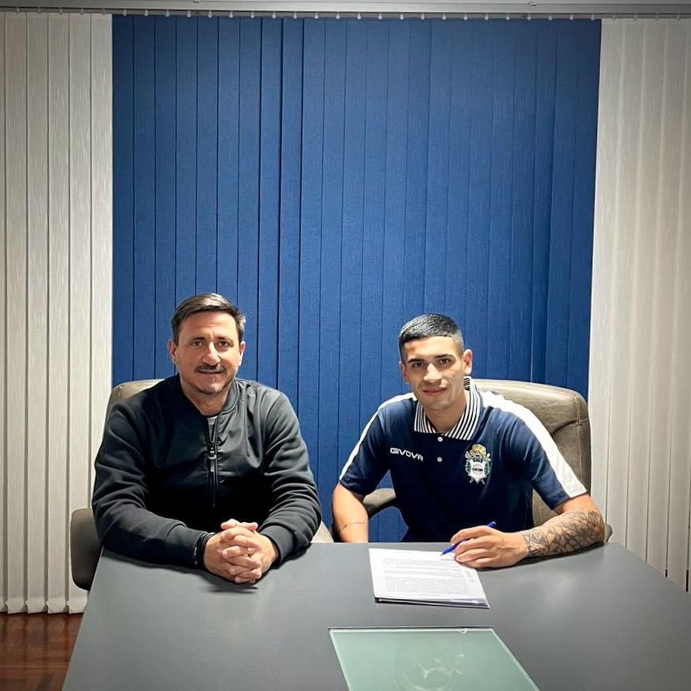 El vicepresidente de Gimnasia, Juan Pablo Arrién, junto a Lautaro Álvarez. El vicepresidente de Gimnasia, Juan Pablo Arrién, junto a Lautaro Álvarez.
