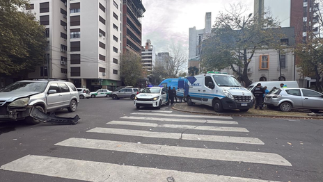 Un violento choque entre un taxi y una camioneta en el centro de La Plata dejó dos heridos Un violento choque entre un taxi y una camioneta en el centro de La Plata dejó dos heridos