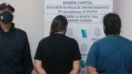 Iban a toda velocidad haciendo zig zag con una moto robada y los detuvieron en La Plata