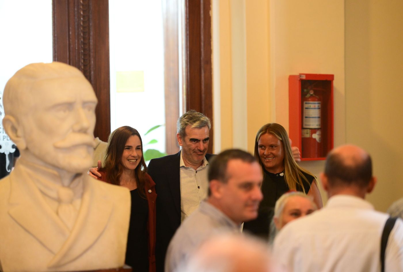 Matías de Urraza es armador de La Libertad Avanza en La Plata. En la foto con las concejalas Sabrina Morales y Soledad Pedernera