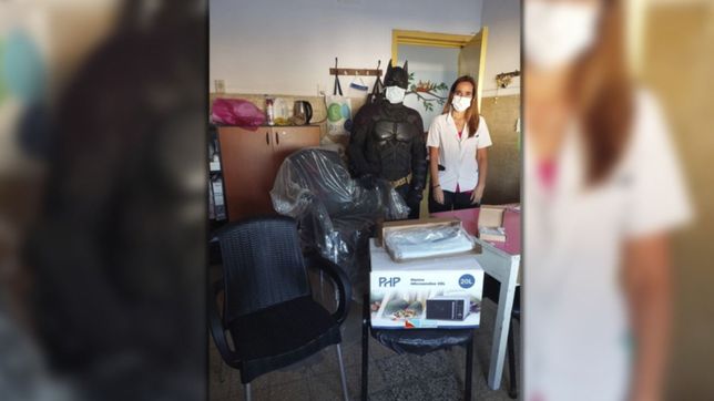 el batman solidario recibio $66.000 de una donante para seguir ayudando al alejandro korn