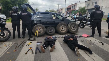 Robo, persecución y pánico: detuvieron a dos ladrones que quisieron huir en auto por arriba de las veredas