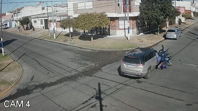 video: terrible choque entre una moto y una camioneta en una esquina de la plata