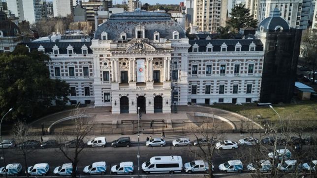 provincia otorgara un 10% mas de aumento a estatales y docentes y un bono de $30.000