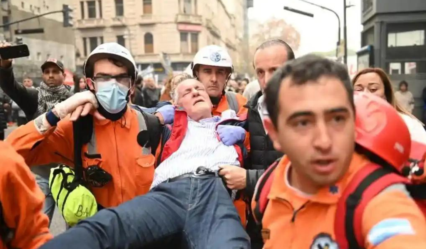 Castegneto herido en la represión frente al Congreso (1).png
