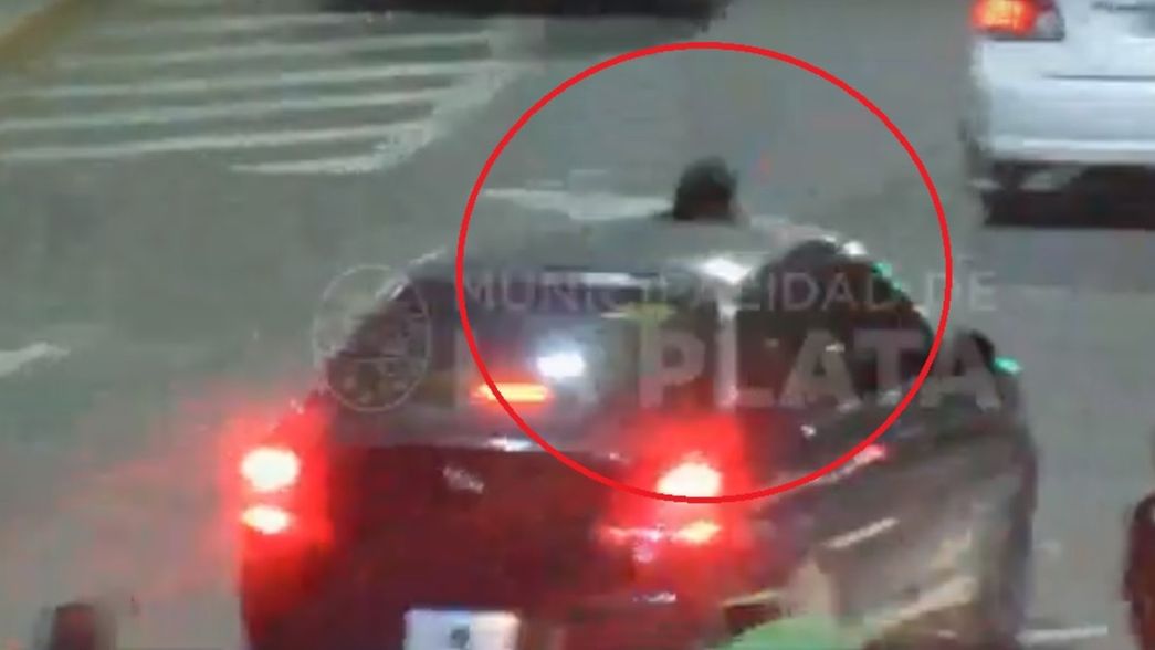 Locura en La Plata: quiso evitar un control y arrastró a un inspector durante tres cuadras