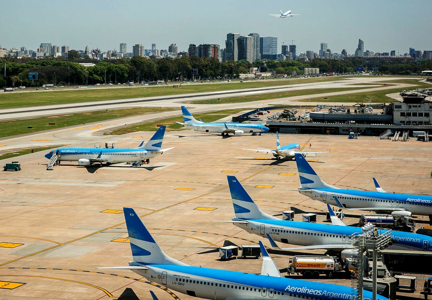 Los funcionarios del Estado ya no están obligados a viajar por Aerolíneas Argentinas.